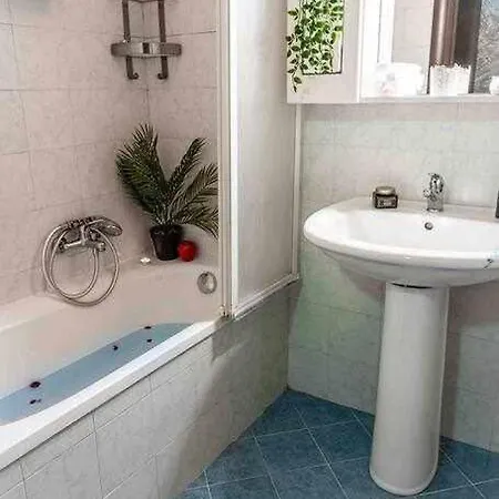 Comodo Alla Metro Ideale Per Coppie E Famiglie, Casa Costa * Колленьо
